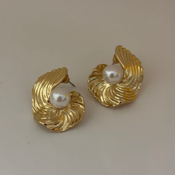 Pearl Earing with Gold plated edges